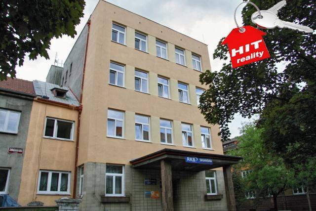 Prodej velkého rekonstruovaného činžovního domu s komerčními prostory v Plzni na Slovanech