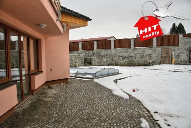 Pronájem novostavby rodinného domu 5+kk v Plzni na Doubravce, velká zahrada s krytým bazénem