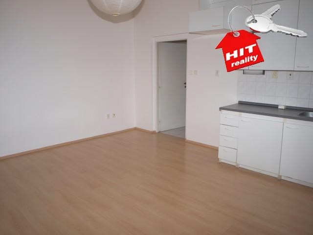 Pronájem pěkného bytu 2+kk po rekonstrukci, cihla, 41m2 v Plzni - Východní předměstí